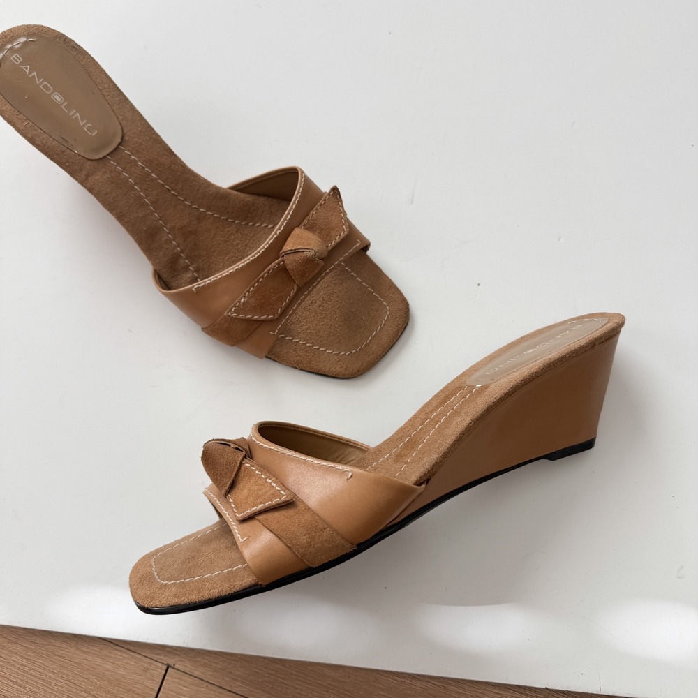 Y2K Tan Leather Suede Bow Wedge Sandals Square Toe Slides 8.5M Bandolino
